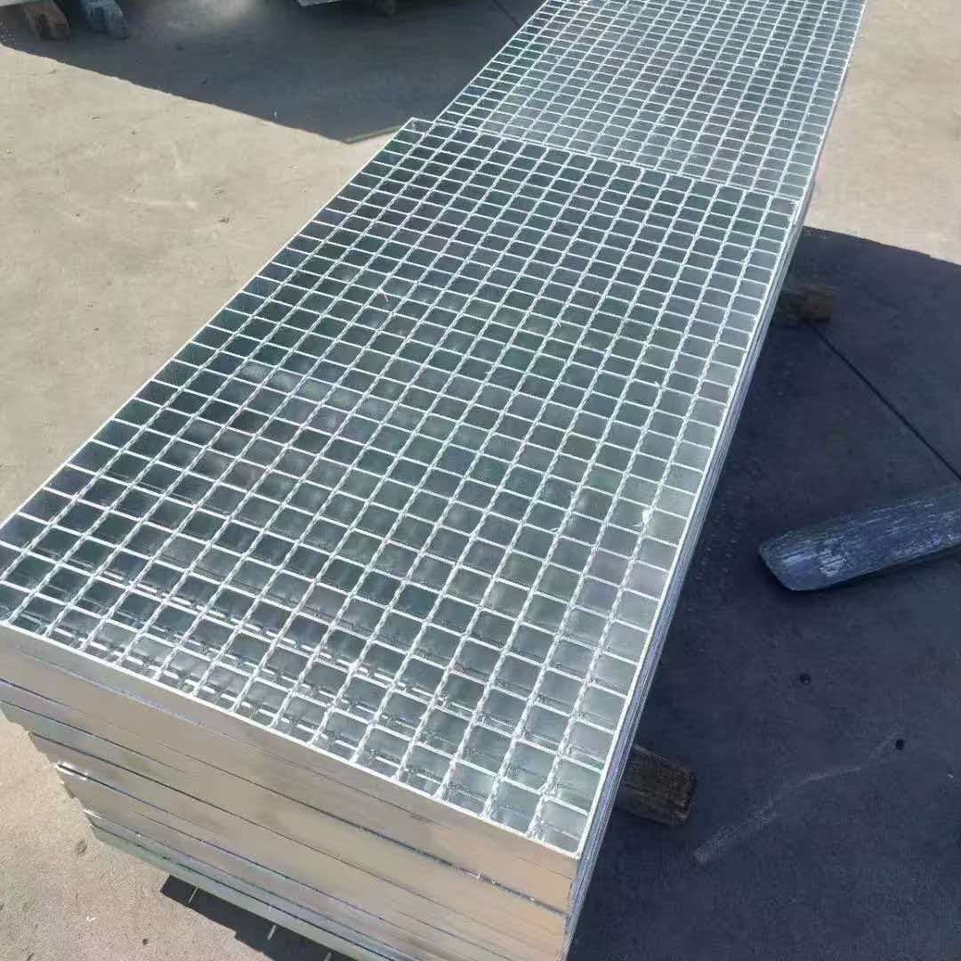 Pressure-welded steel grating panels for industrial platforms and drainage
