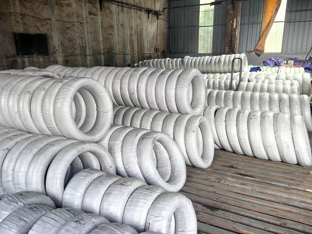 201 stainless steel wire factory direct bulk coils， moisture-proof packaging palletized for African port delivery